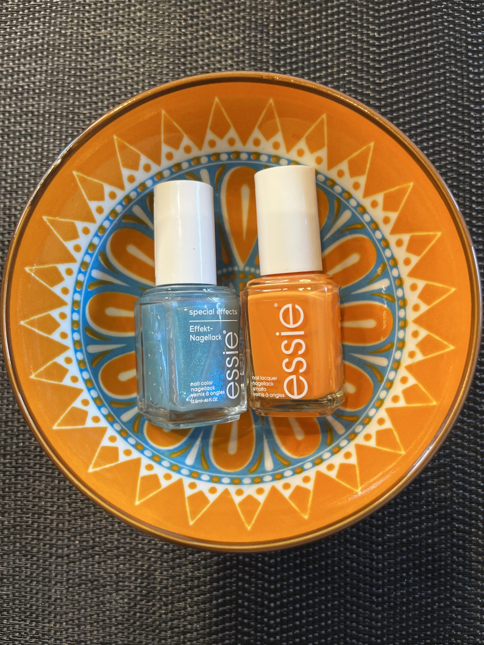 Essie Nagellack „Be Them All“ „Bikini Snapped“